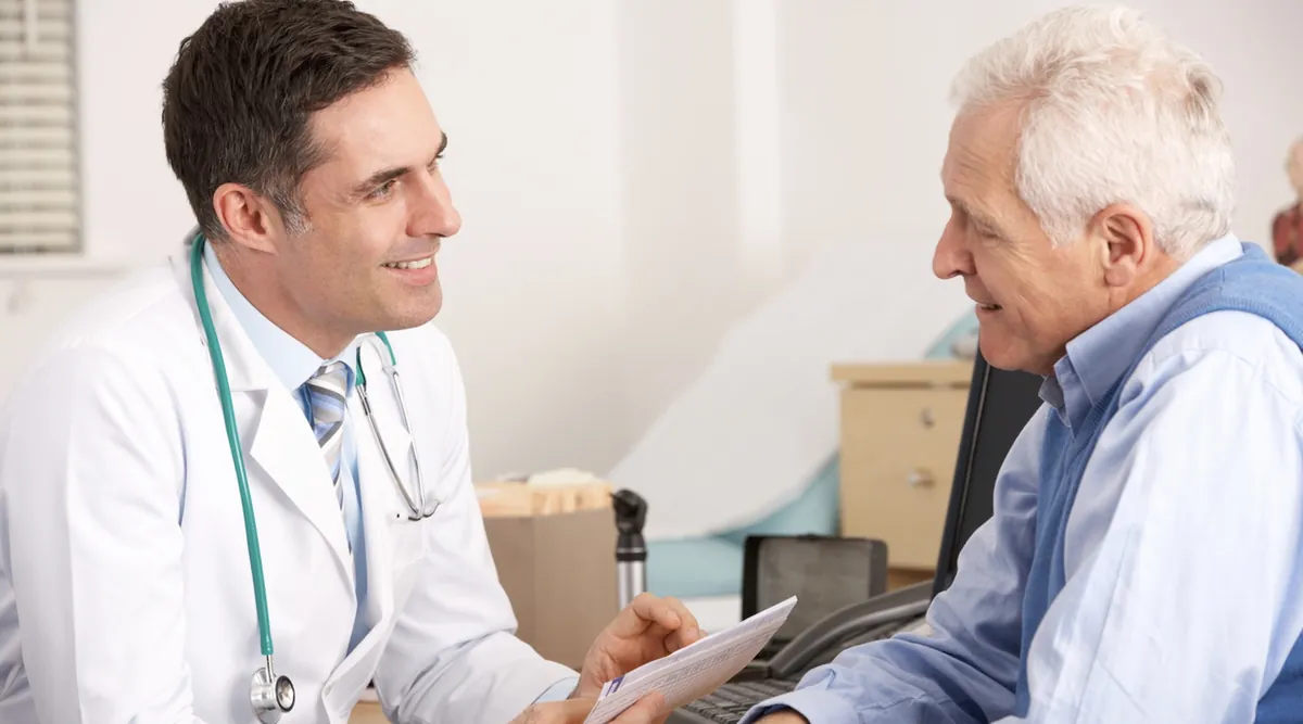 El Dr. José Díaz en su consulta médica